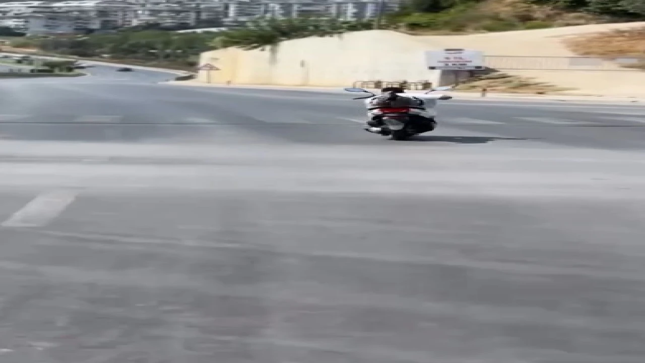 Alanyada motosikletlinin tehlikeli hareketleri kamerada