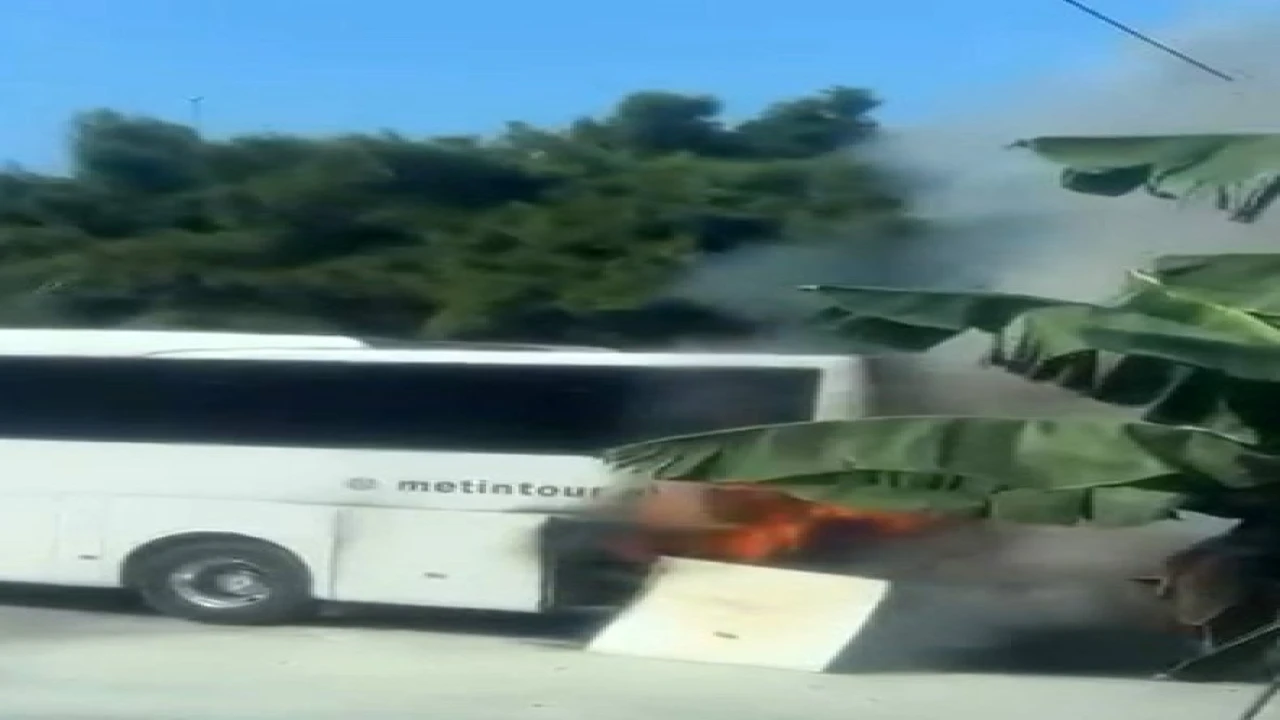 Alanyada park halindeki tur otobüsünün motor bölümü alev aldı