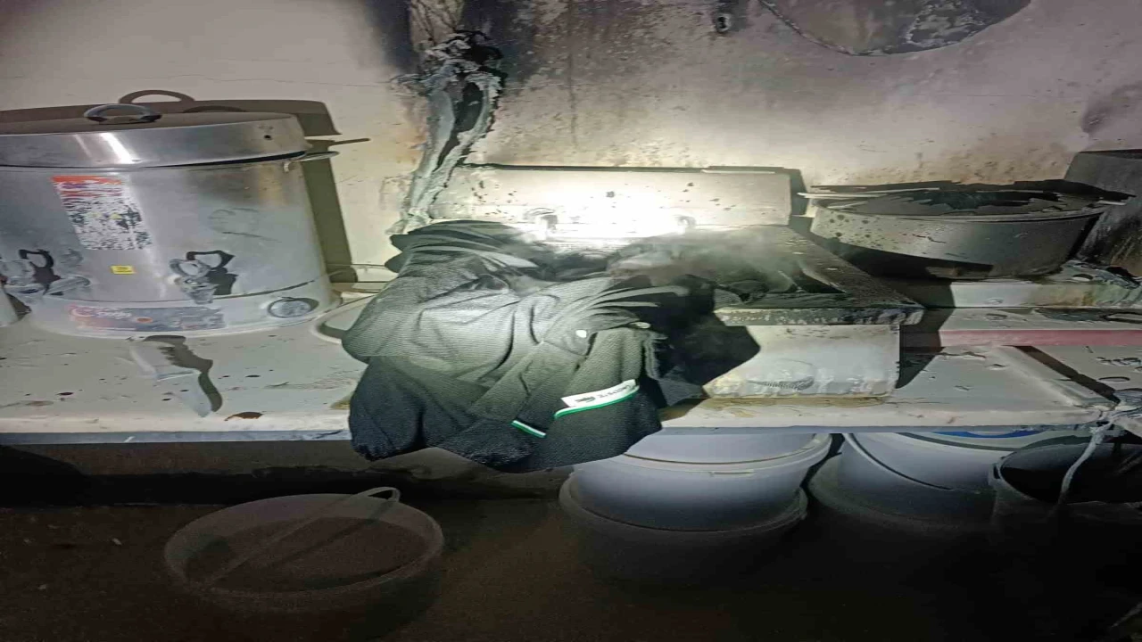 Alanyada restoranın mutfak bölümünde çıkan yangın büyümeden söndürüldü