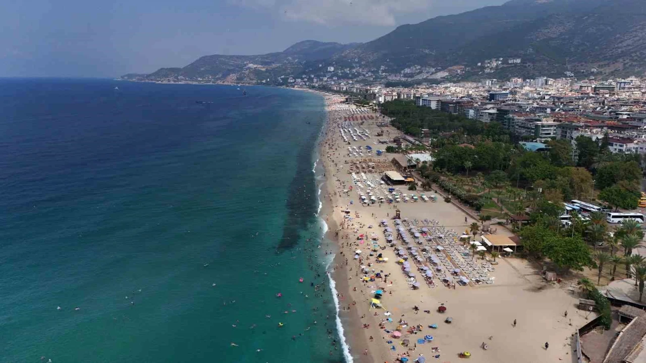 Alanyada tatilciler deniz ve güneşin tadını çıkardı
