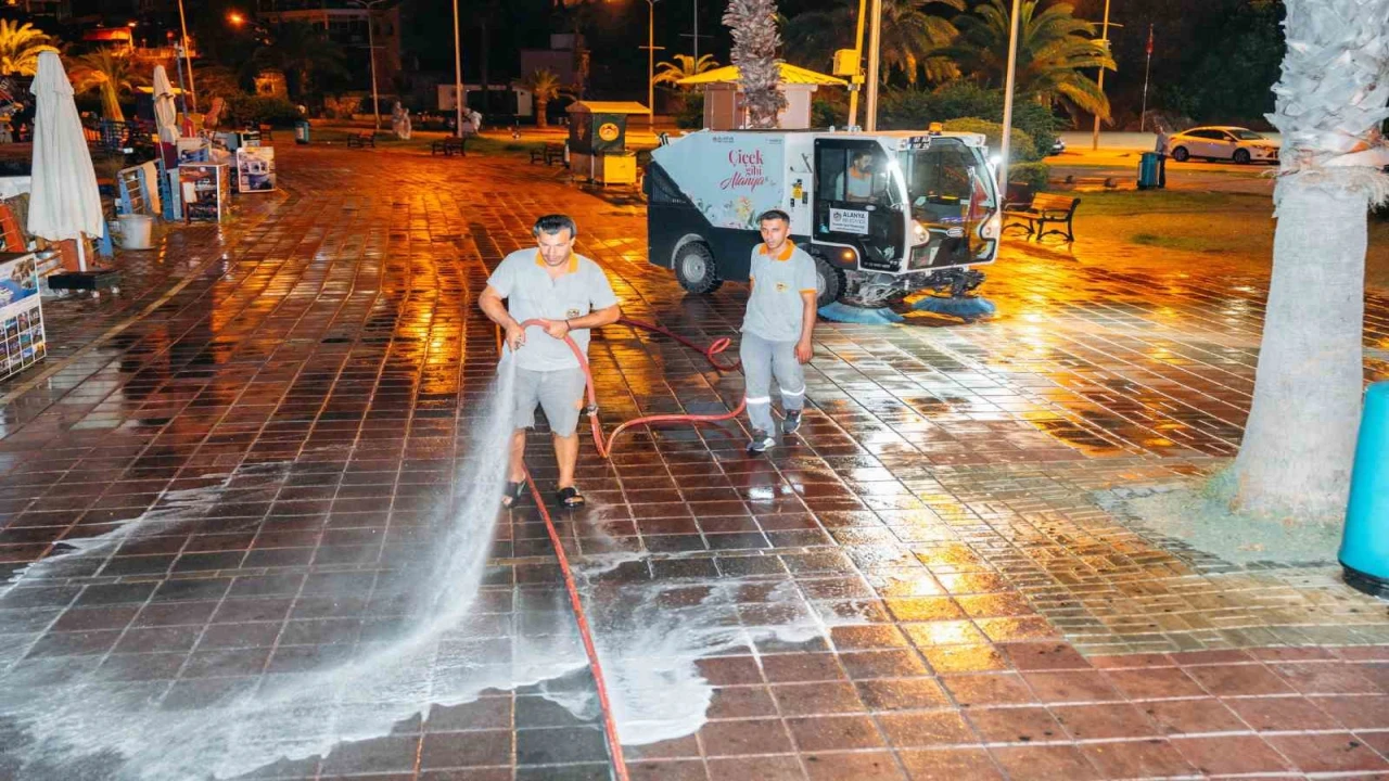 Alanyanın vitrini gece mesaisinde baştan sona temizlendi