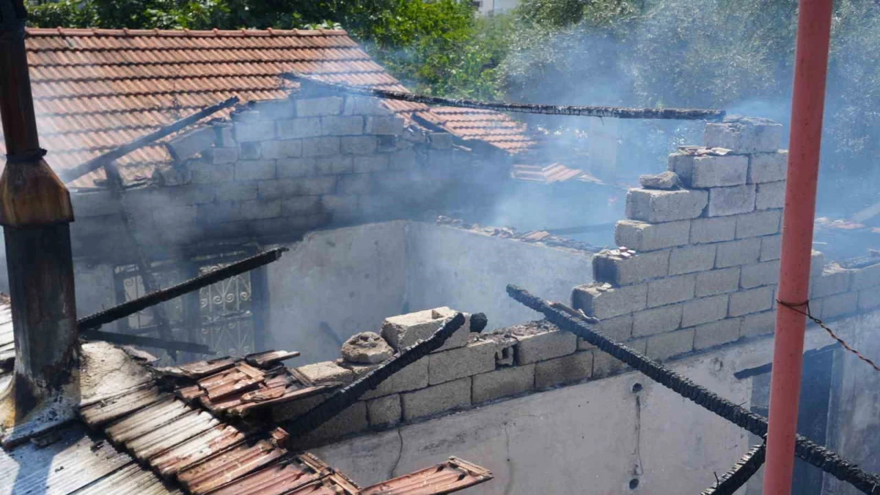 Alevlere teslim olan gecekondu kullanılamaz hale geldi