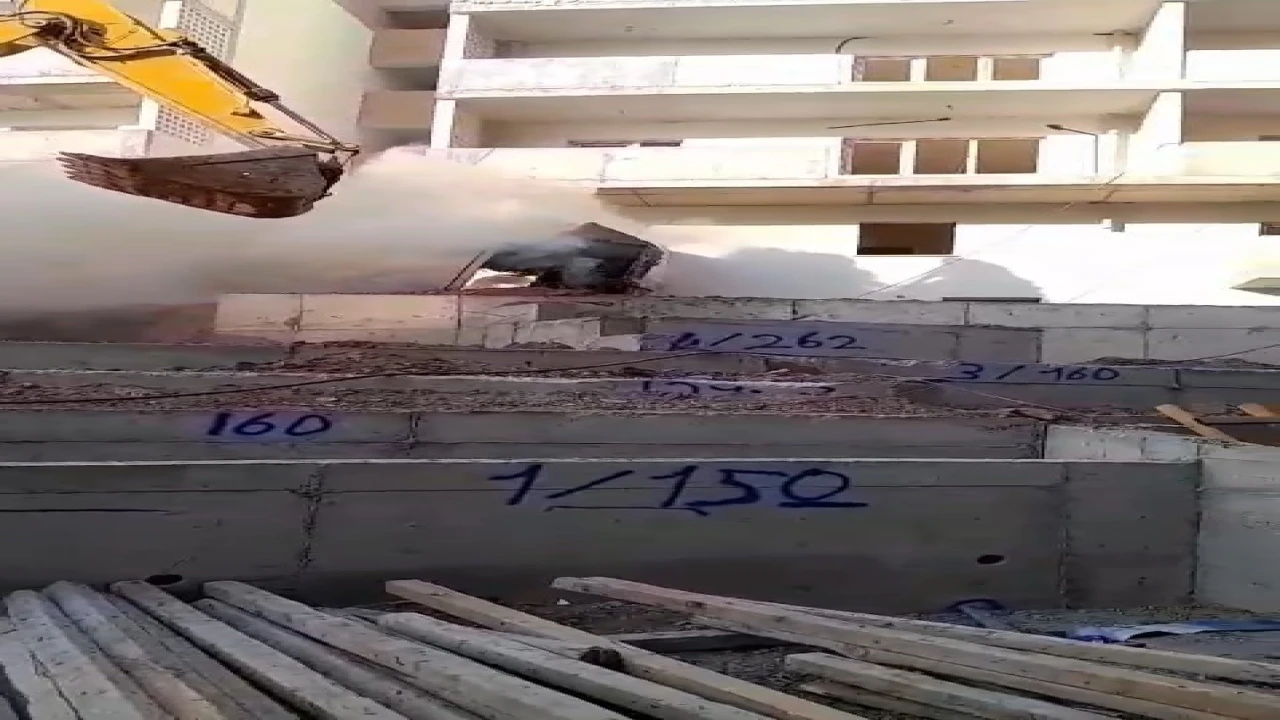 Alevlere teslim olan kepçeye kumlu müdahale