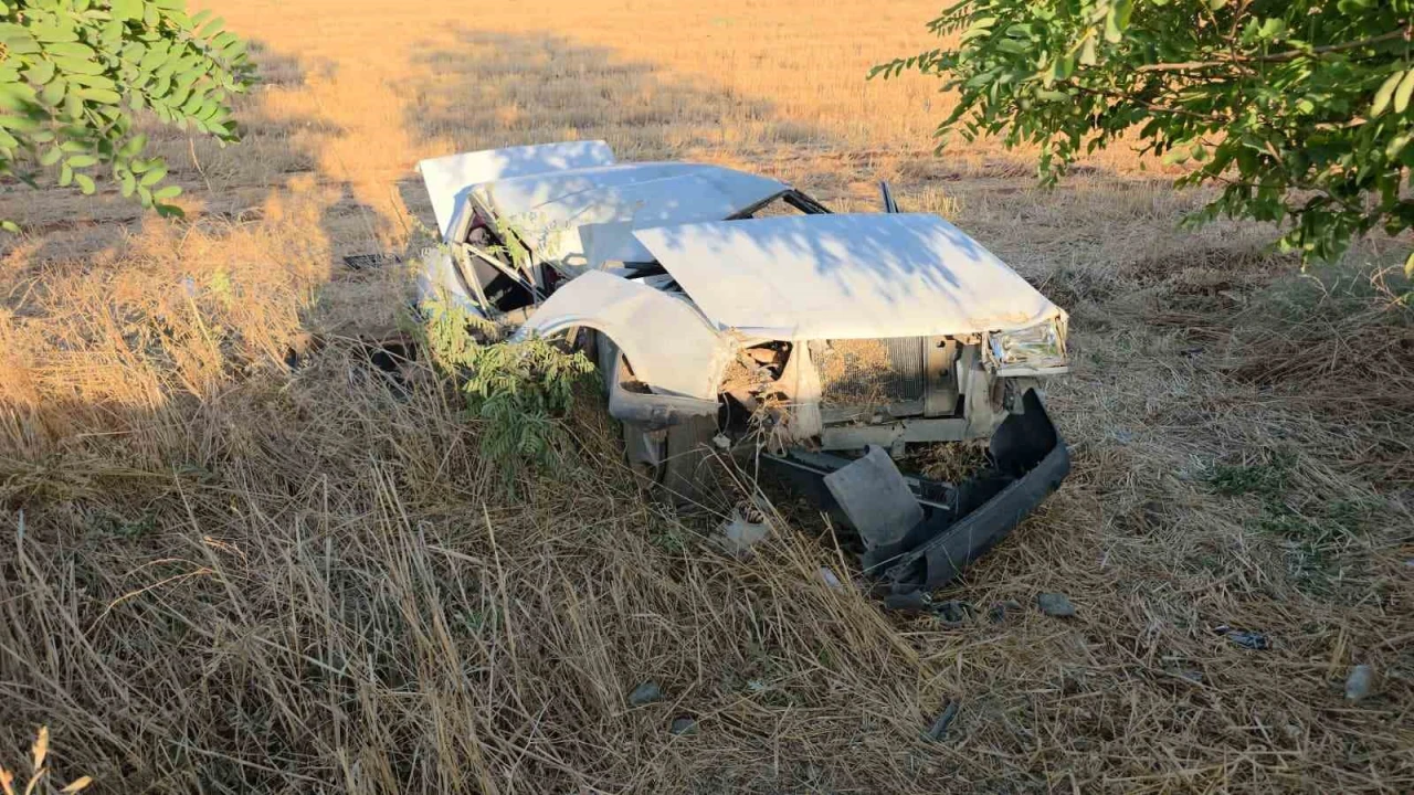 Alışveriş sonrası kaza yapan sürücünün Tofaşı hurdaya döndü