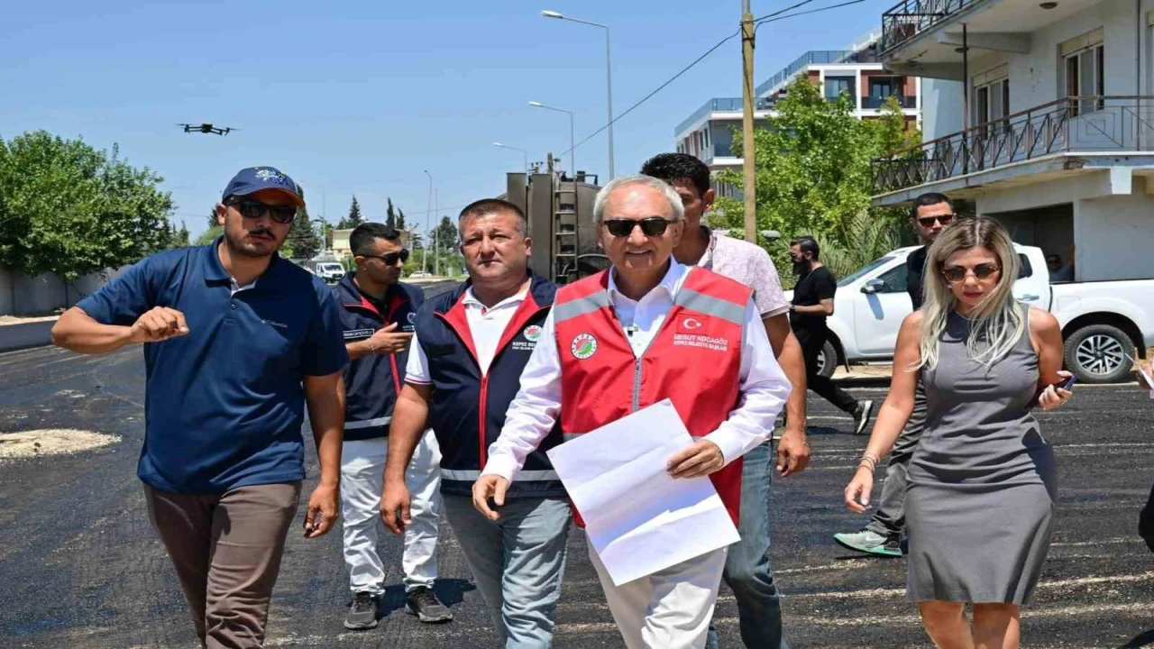 Altınovada 4 mahalleyi birbirine bağlayan caddeye sıcak asfalt