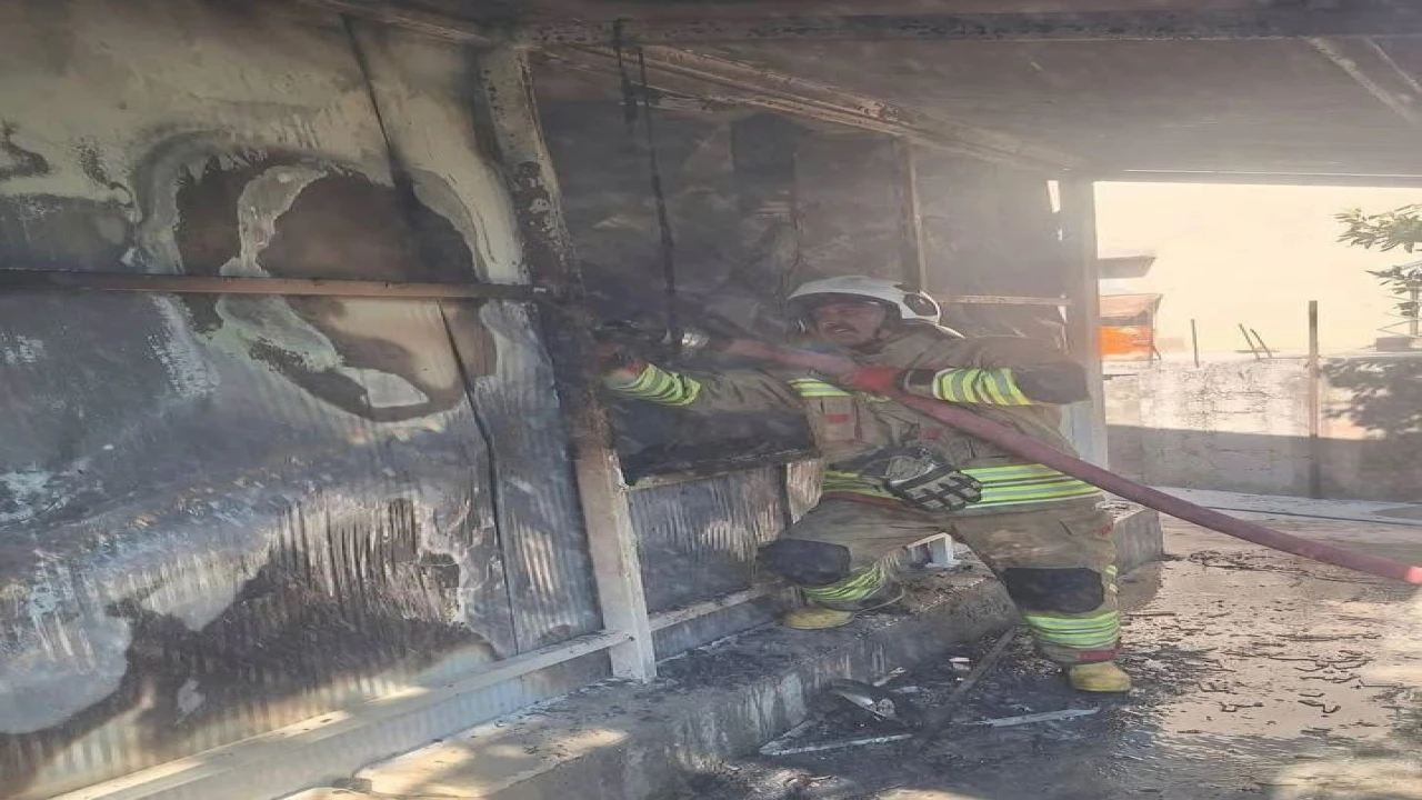 Altınözünde konteyner yangını yaşandı