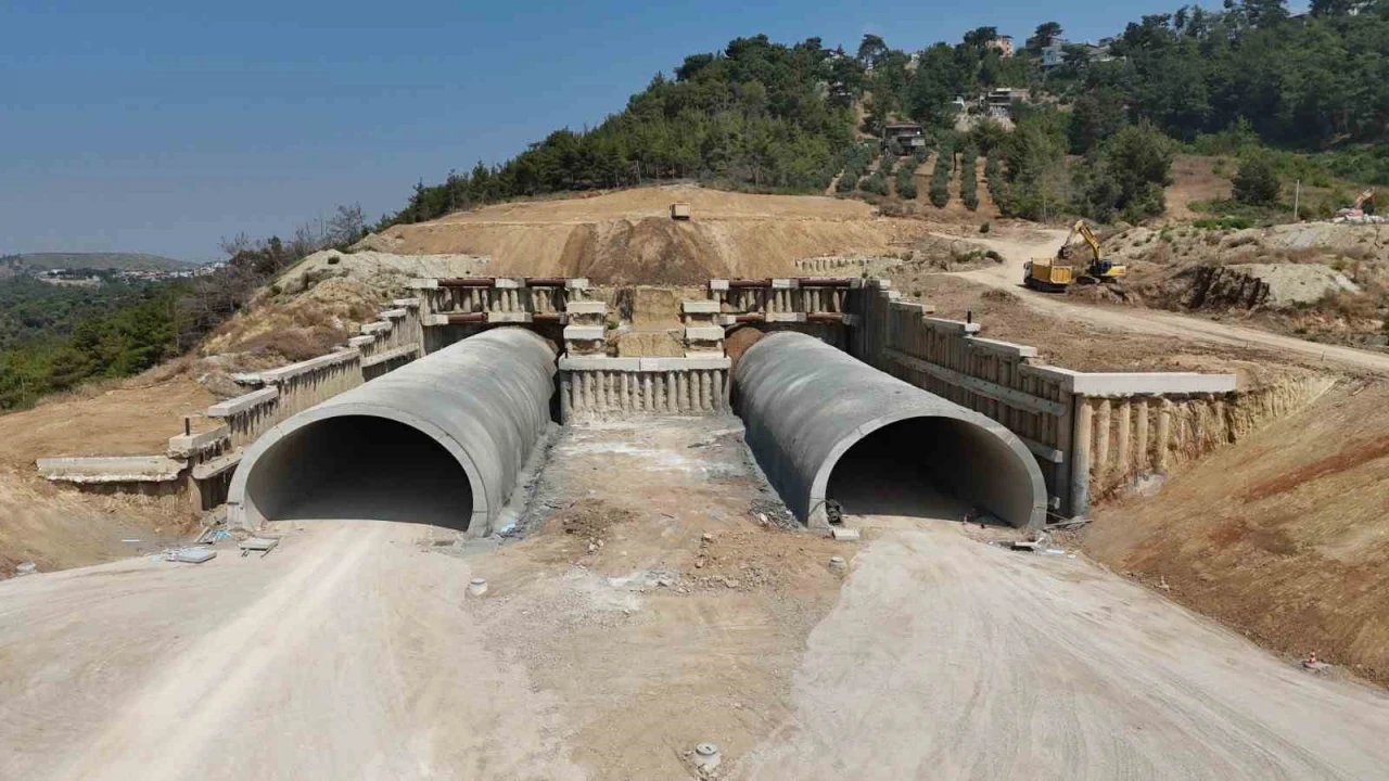 Amanos dağları bin 200ün üzerinde personel ve 223 iş makinesiyle aşılıyor