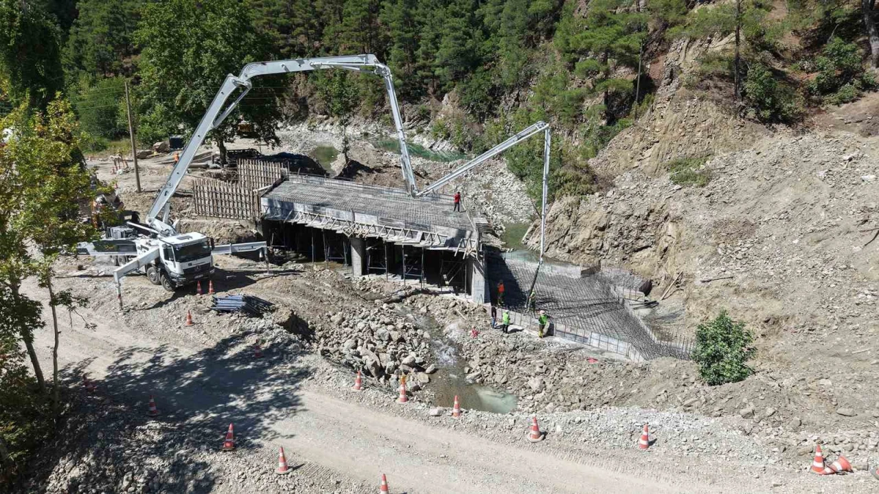 Andırında 53 yıllık köprünün yerine yeni köprü yapılıyor