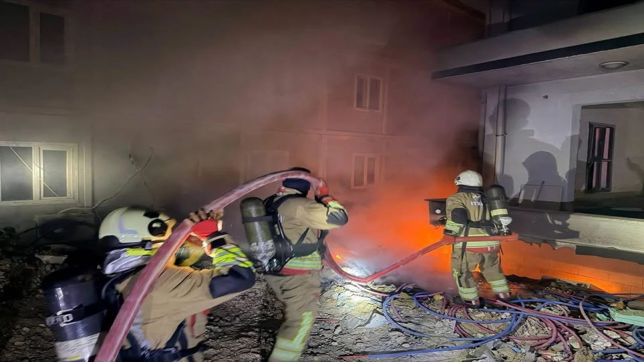 Antakyada çöplük alan alevlere teslim oldu