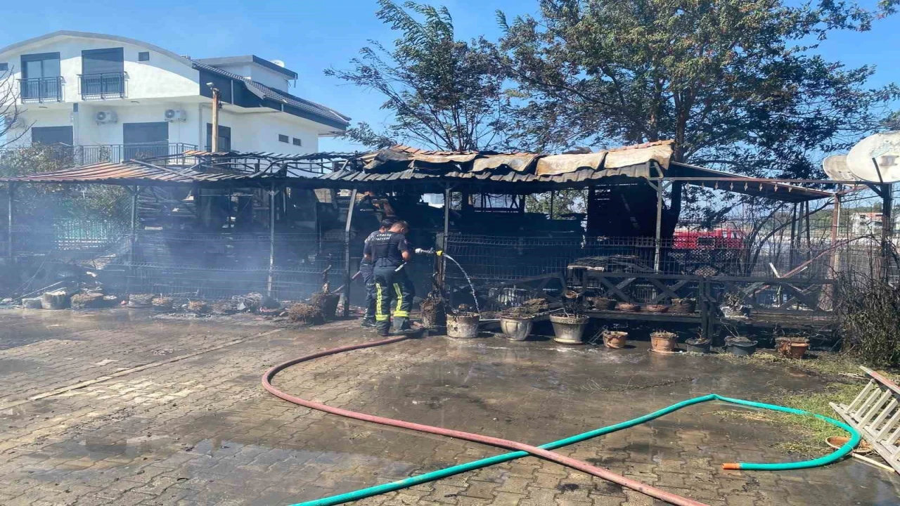 Antalyada baraka yangında küle döndü, alevler villa ve lojmanlara sıçramadan söndürüldü