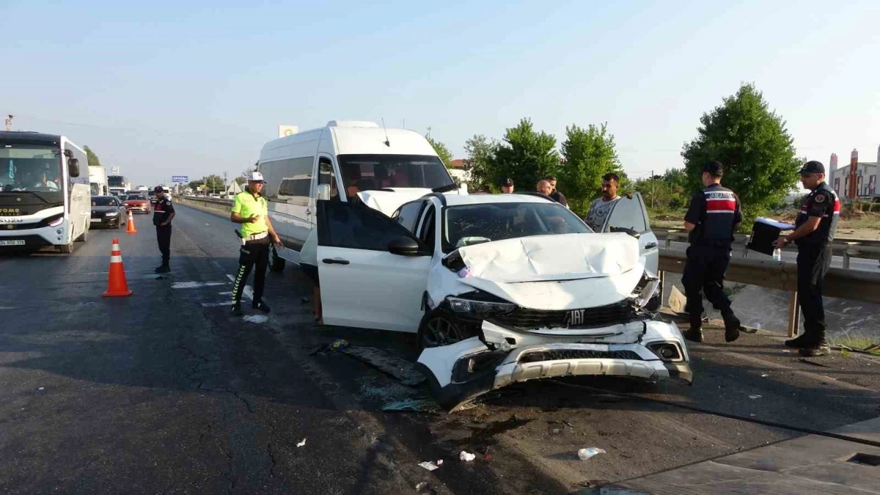 Antalyada feci kazada ortalık savaş alanına döndü: 17 yaralı