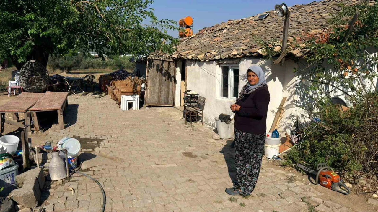 Antalyada hortumun evsiz bıraktığı aile korkudan eve giremiyor bahçede yaşıyor