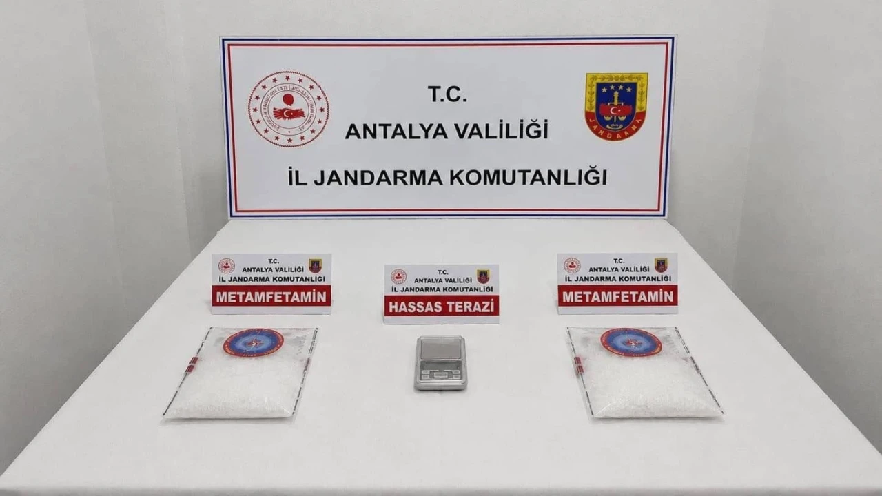 Antalyada otel odasında uyuşturucuya 2 tutuklama