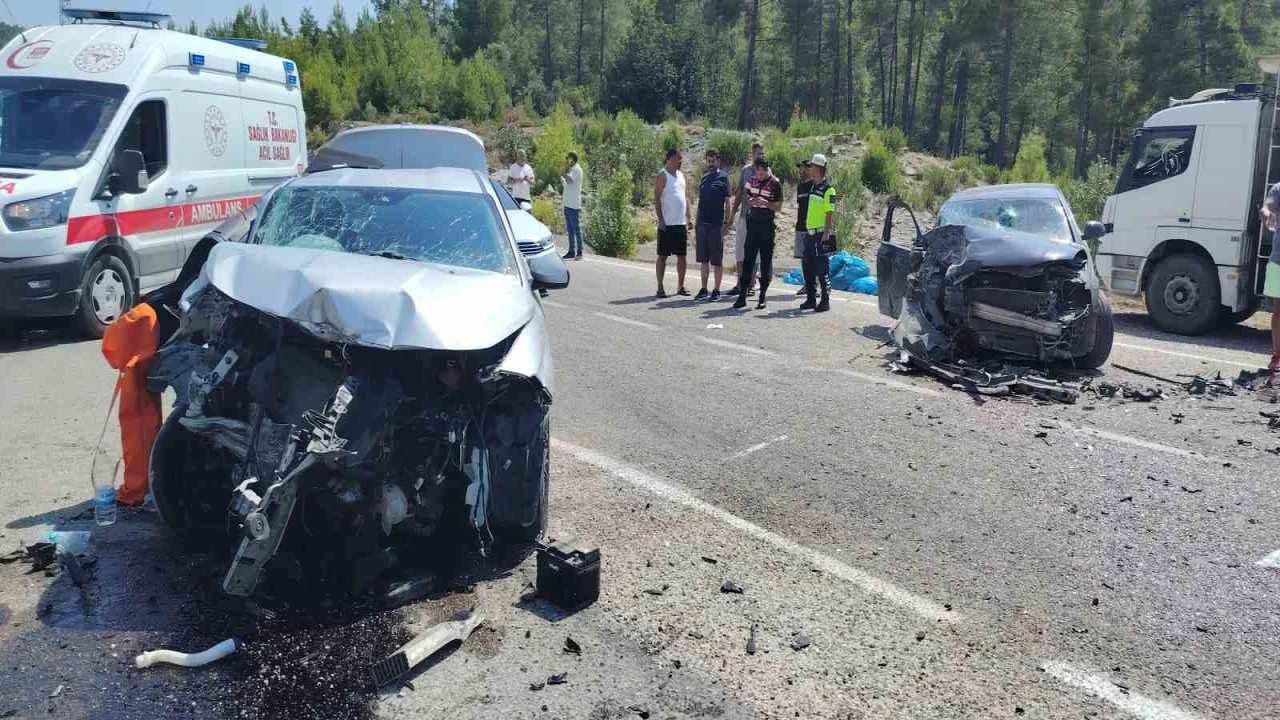 Antalyada otomobiller çarpıştı: 1 ölü, 3 yaralı