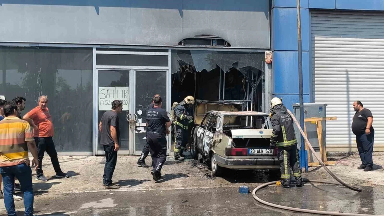 Antalyada park halindeki Tofaş küle döndü, iş yeri zarar gördü