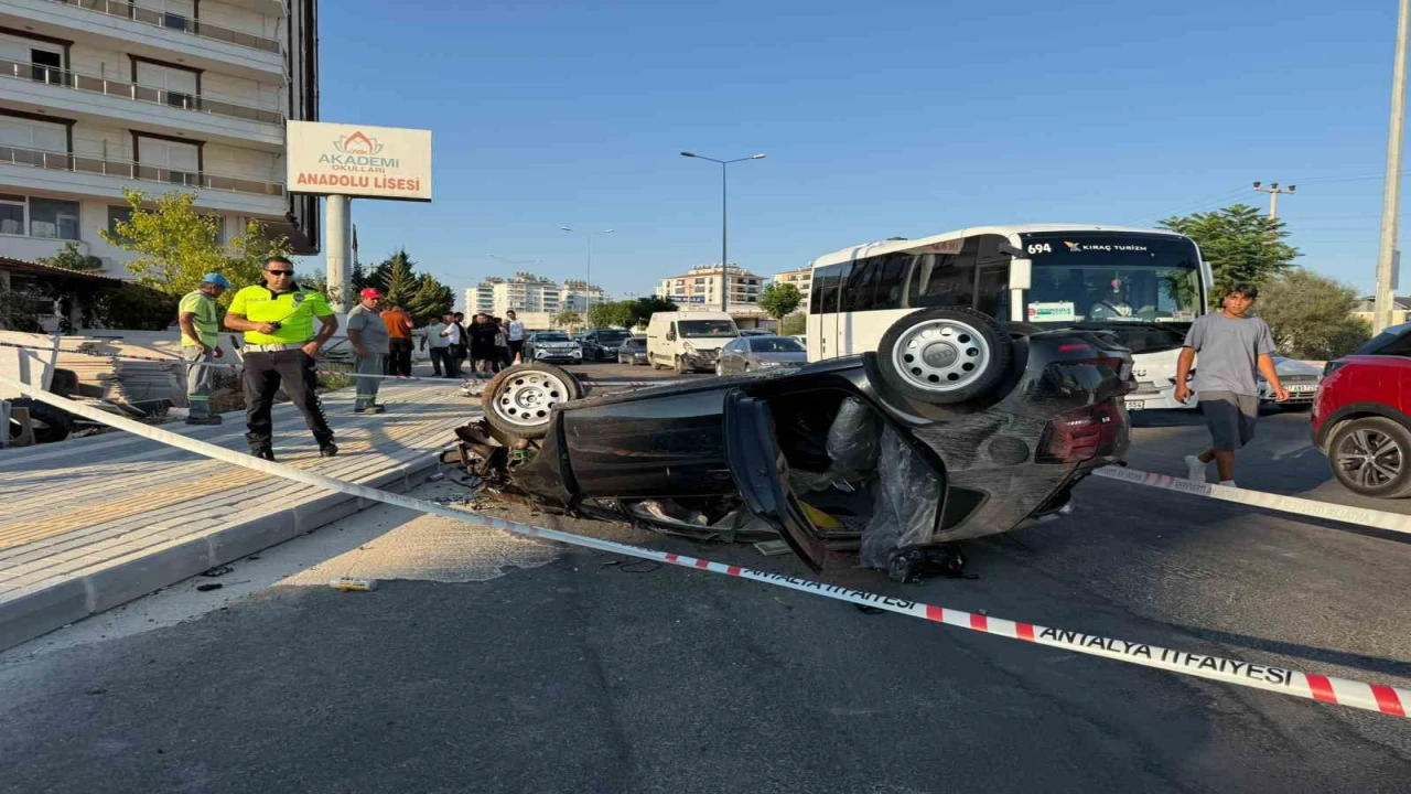 Antalyada refüje çarpan otomobilin takla atma anı kamerada: 2 yaralı
