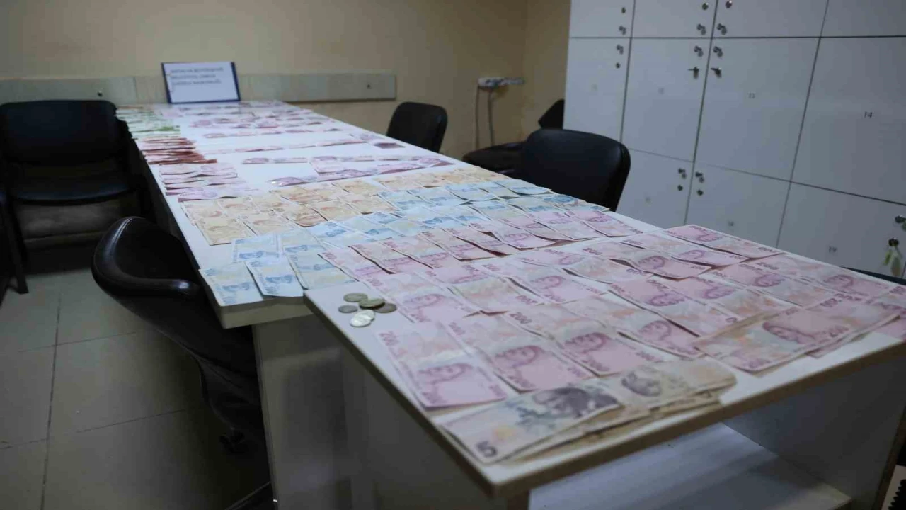 Antalyada yakalanan dilencinin üzerinden 17 bin TL çıktı