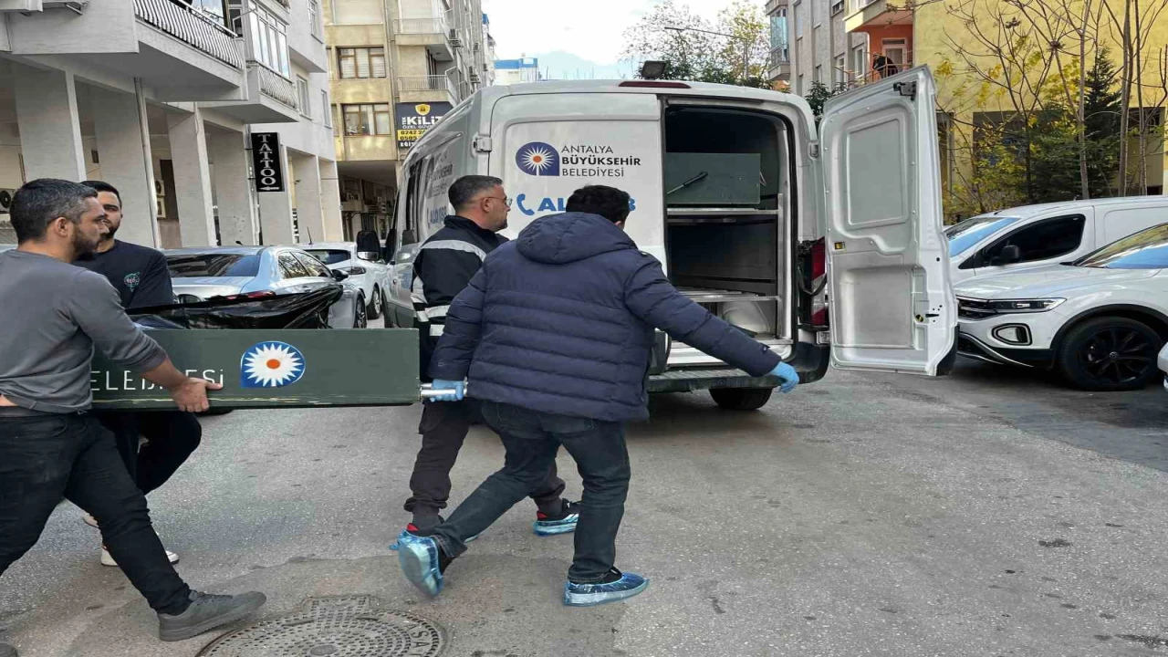 Antalyada yaşlı kadının sır ölümünde kızı ve erkek arkadaşı hakim karşısında: 804 bin TL değerindeki altın detayı