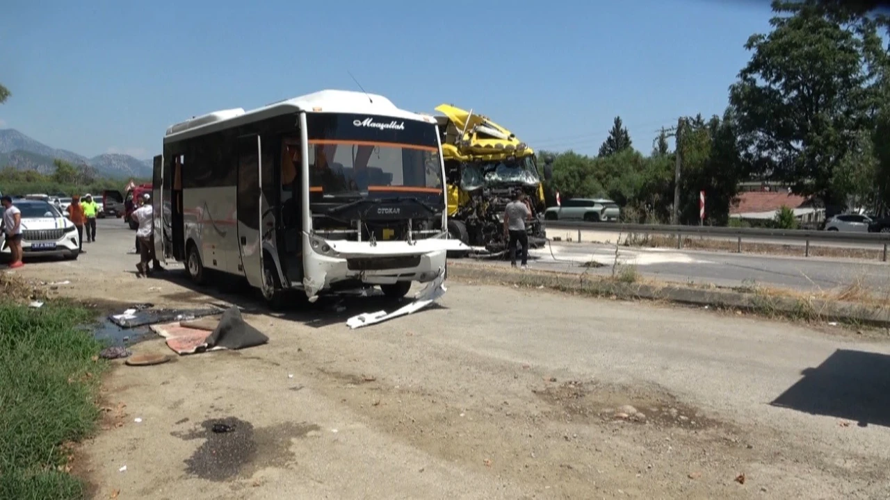 Antalyada yolcu indirmek için duran midibüse tır arkadan çarptı: 11 yaralı