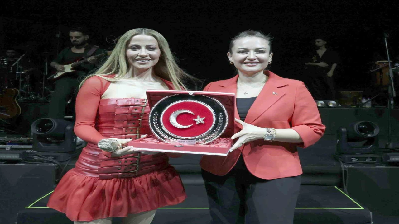Antalyalılar 30 Ağustosta Derya Uluğ ile coştu