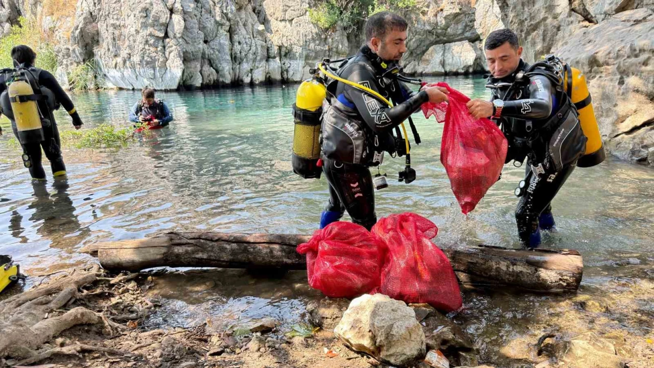 Antalyanın içme suyu kaynağından pet bardak, alkol şişeleri, poşetler çıkartıldı