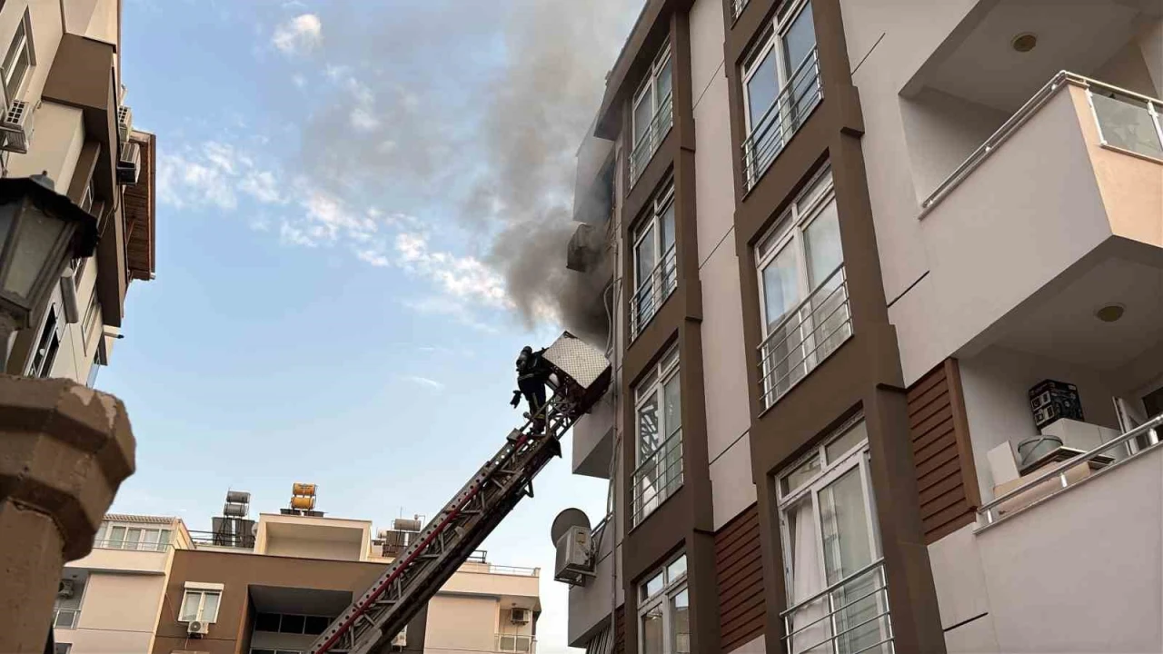 Apartman dairesi yangında kullanılamaz hale geldi