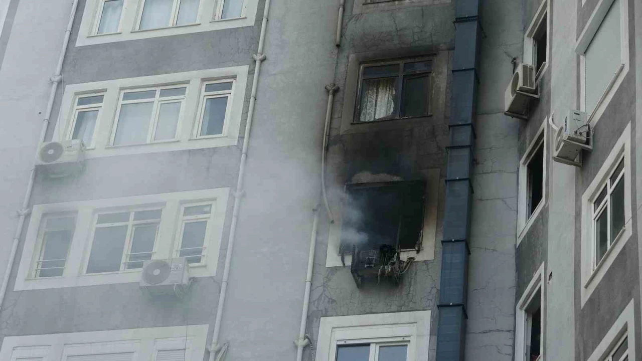 Apartmanda yangın paniği: 5 kişi dumandan etkilendi