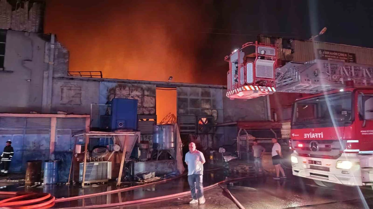 Ayakkabı tabanı üreten fabrika alevlere teslim oldu