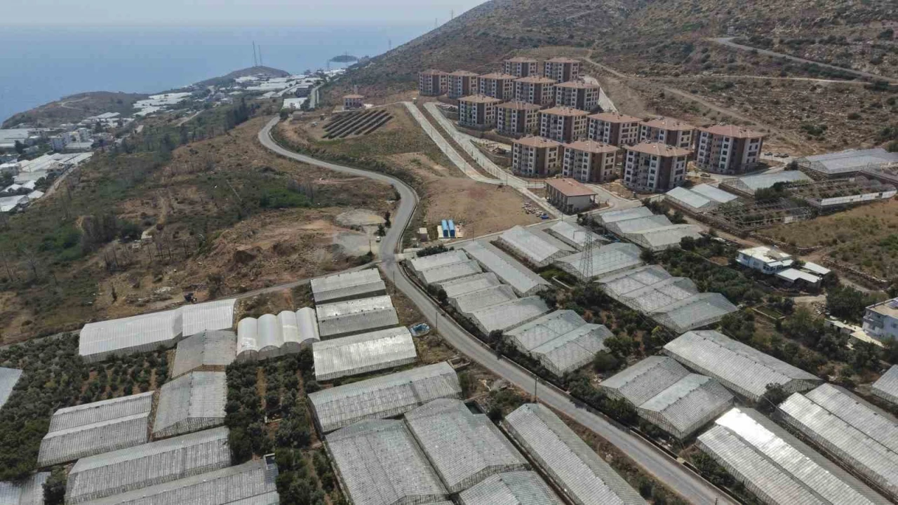 Aydıncıkta bozulan yol yenilendi, ulaşım rahatladı
