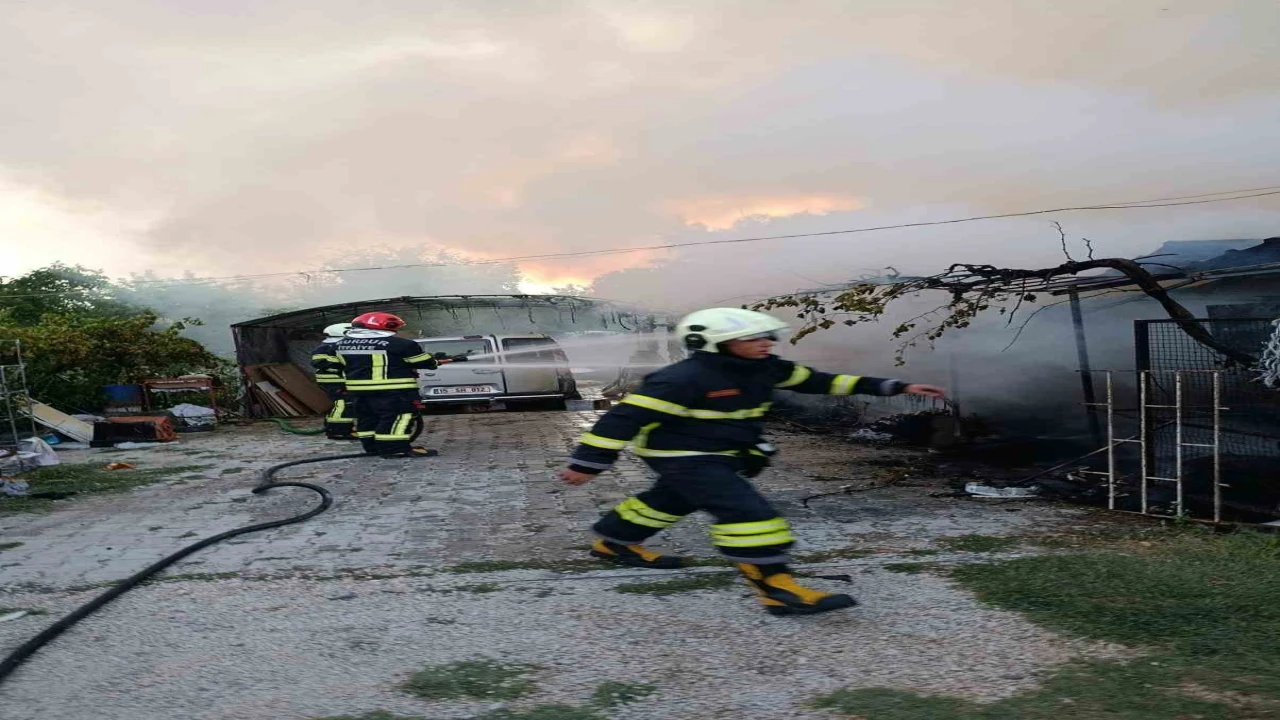 Bağ evi yangınında ev küle döndü, otomobil zarar gördü