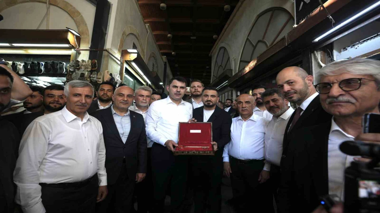 Bakan Kurum, Kahramanmaraşta Kapalıçarşıyı ziyaret etti
