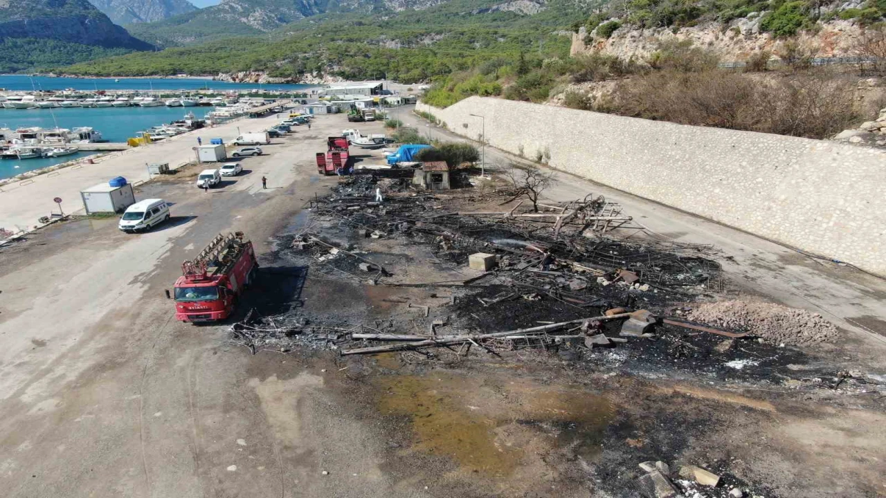 Balıkçı Barınağındaki yangının ardından geriye demir yığınına dönen tekneler kaldı