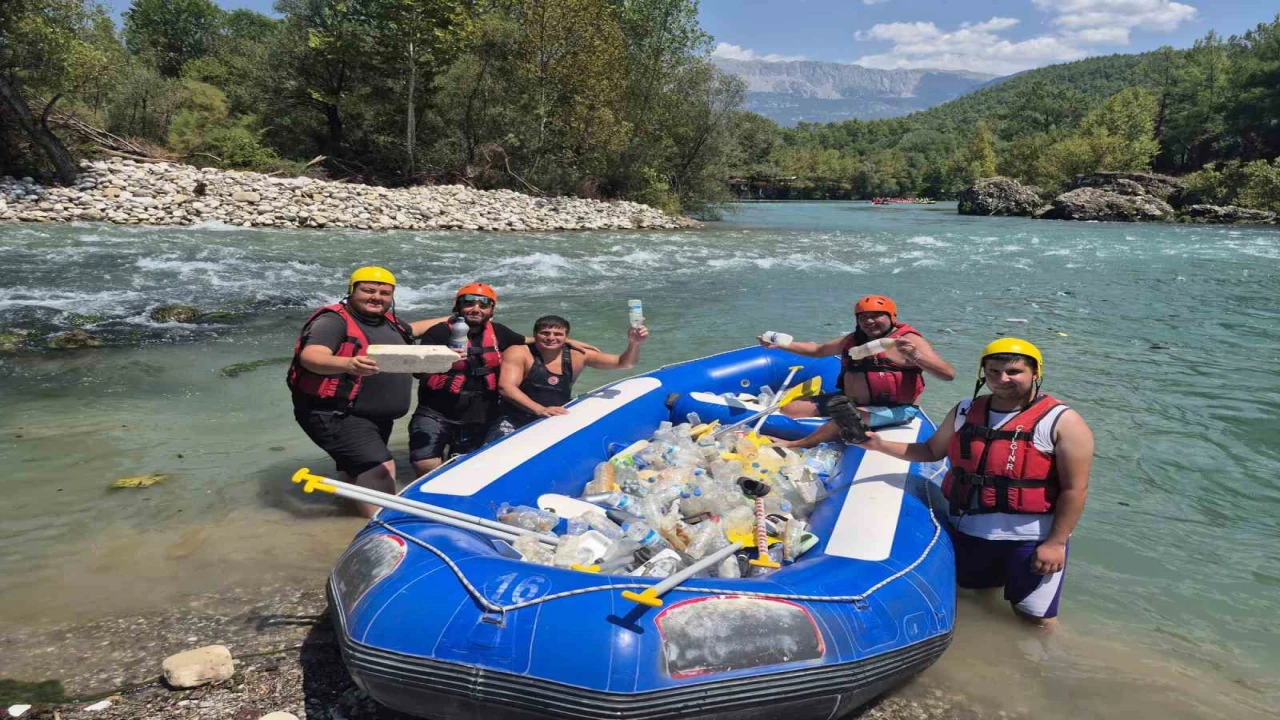 Beşkonakta raftingciler kürekleri bırakıp çöp topladı