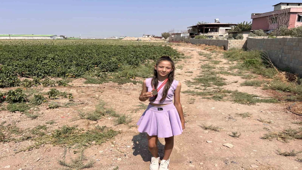 Bir çocuk benim gibi hızlı koşmak ister diyen 11 yaşındaki Süreyya, asfalt ve toprak yollarda antrenman yapıyor