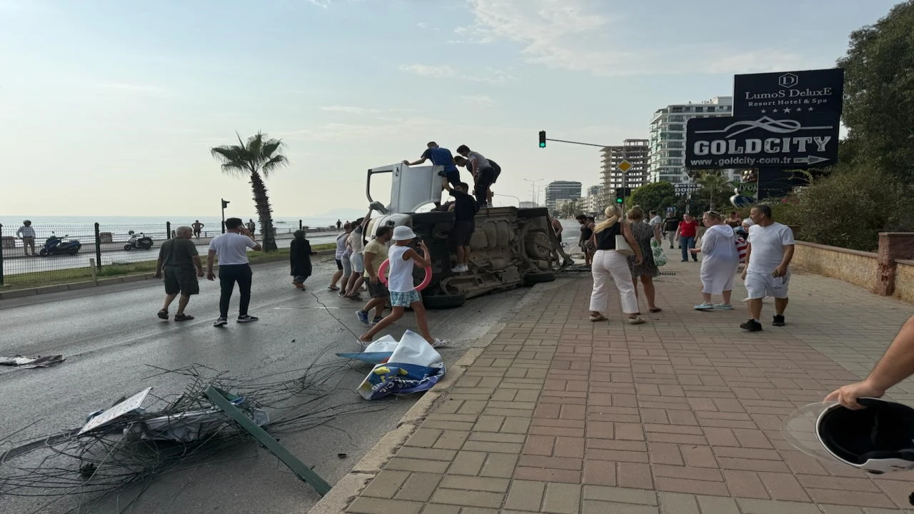 Bisiklete çarpmamak için manevra yapan araç yan yattı: 2 yaralı