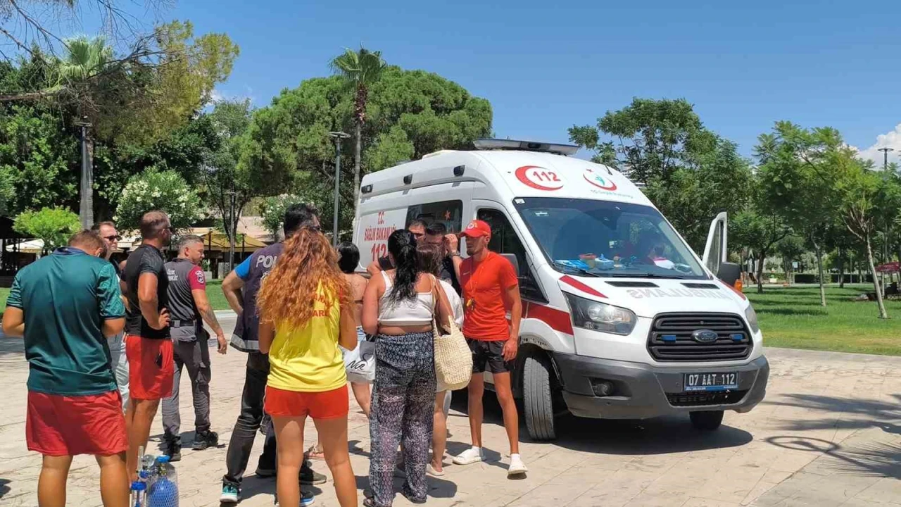 Boğulma tehlikesi geçiren gencin yardımına cankurtaranlar yetişti