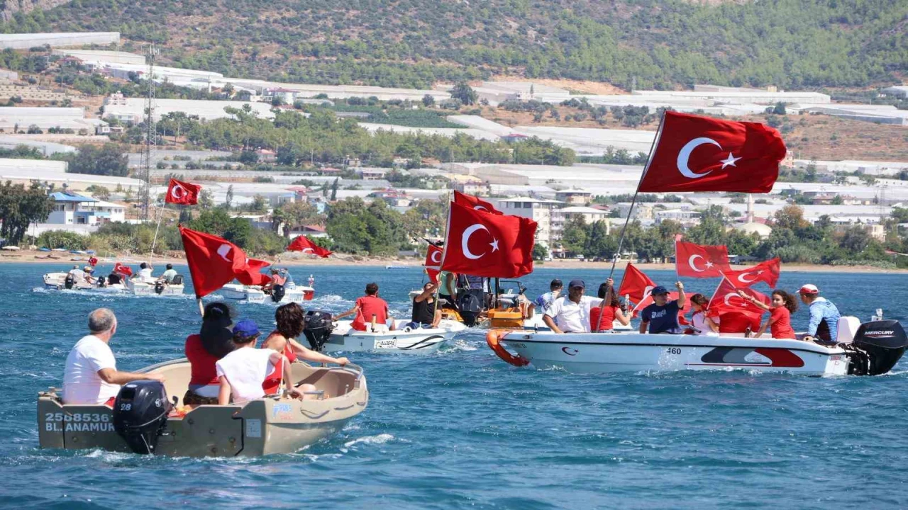 Bozyazıda amatör balıkçılardan 30 Ağustosa denizde anlamlı kutlama