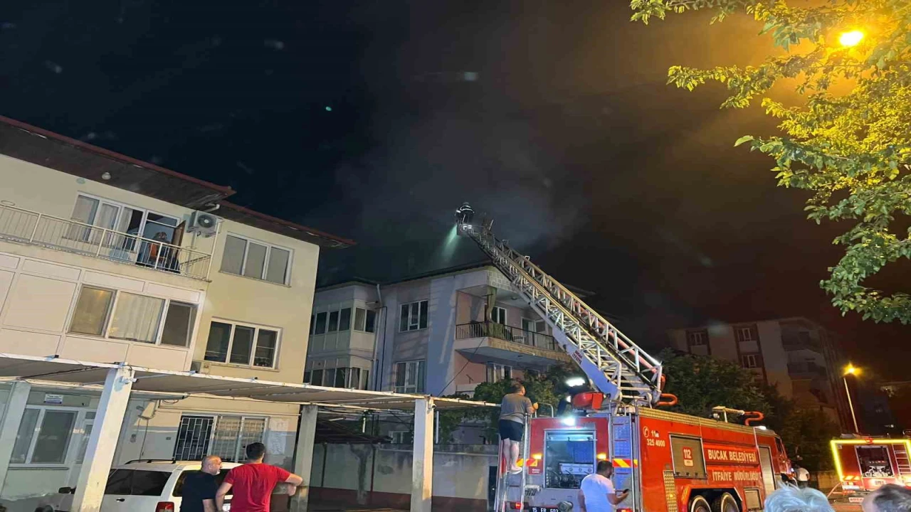 Burdurda 3 katlı binada yangın korkuttu