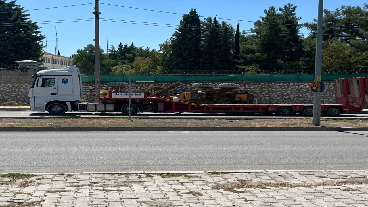 Burdurda ani fren yapan tırın üzerindeki greyder devrildi