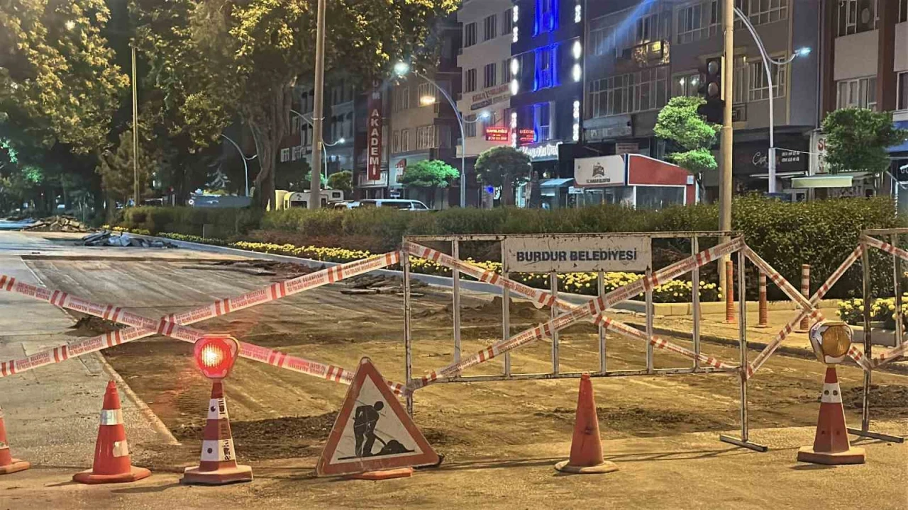 Burdurda belediyenin gece yaptığı yol çalışması vatandaş talebiyle polis tarafından durduruldu