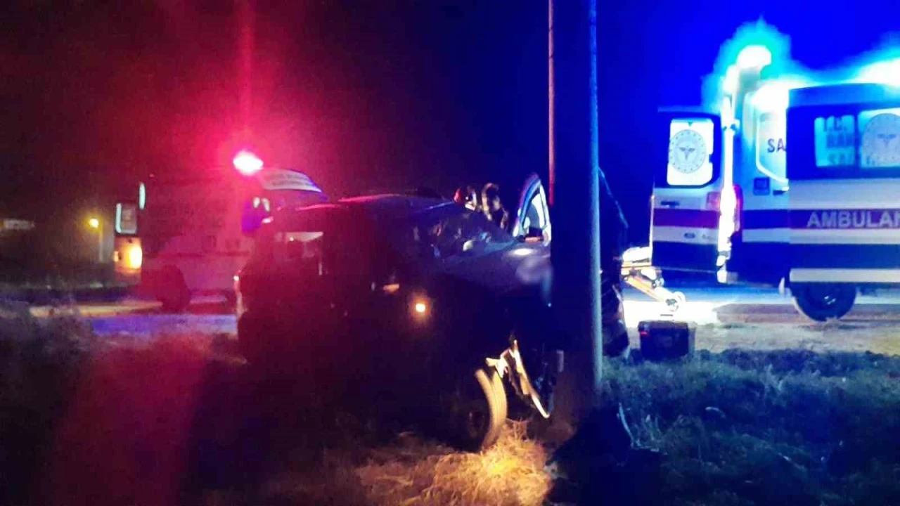 Burdurda otomobil elektrik direğine çarptı: 1 yaralı