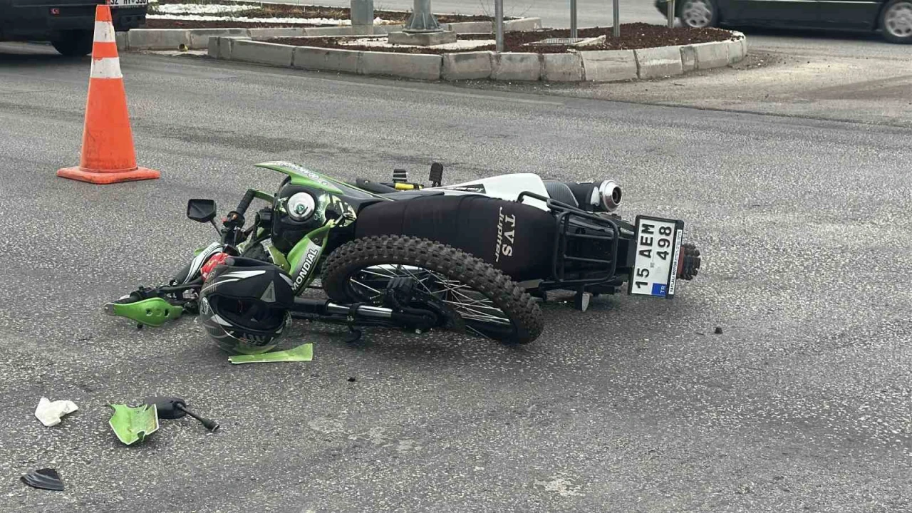 Burdurda otomobil ile çarpışan motosikletin sürücüsü ağır yaralandı