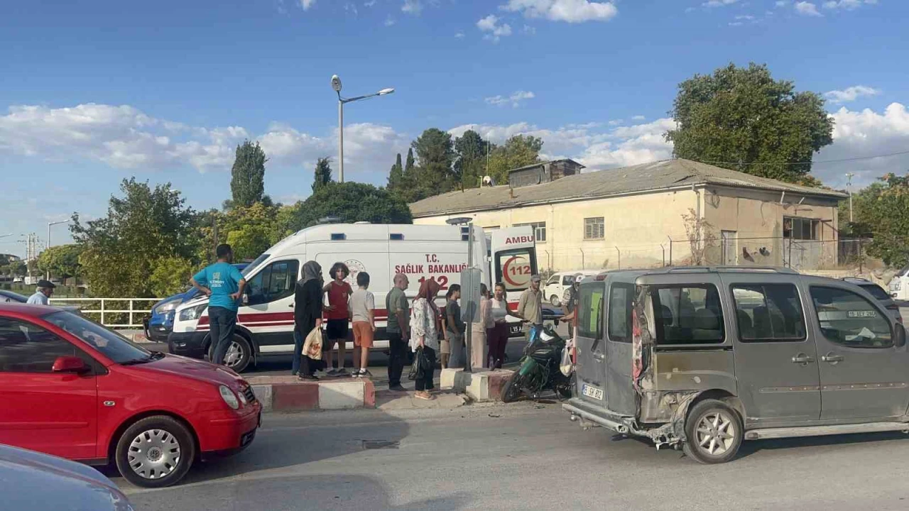 Burdurda otomobil ile motosiklet çarpıştı: 1 yaralı