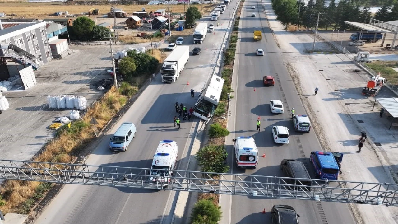 Burdurda tur otobüsü devrildi, 34 kişi yara almadan kurtuldu