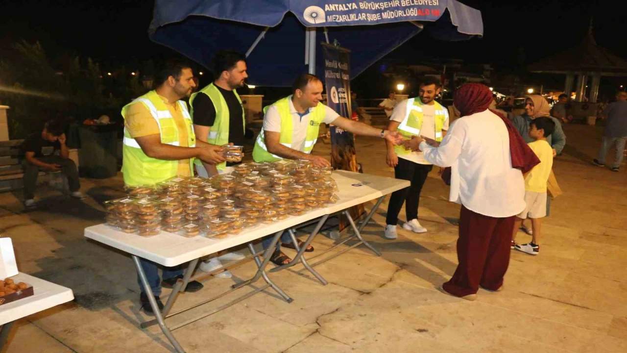Büyükşehir Mevlit Kandilinde 19 ilçede lokma ikram etti