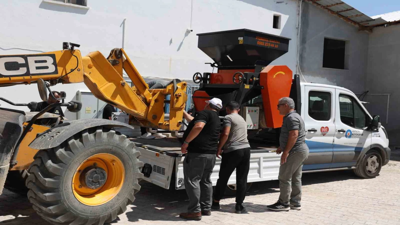 Büyükşehirden Korkutelili üreticiye yem ezme makinesi desteği