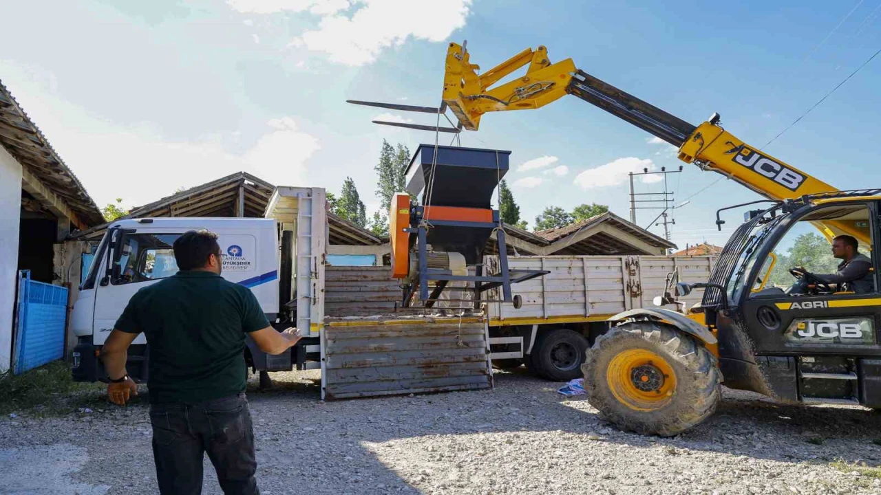 Büyükşehirden üreticiye yem ezme makinesi desteği