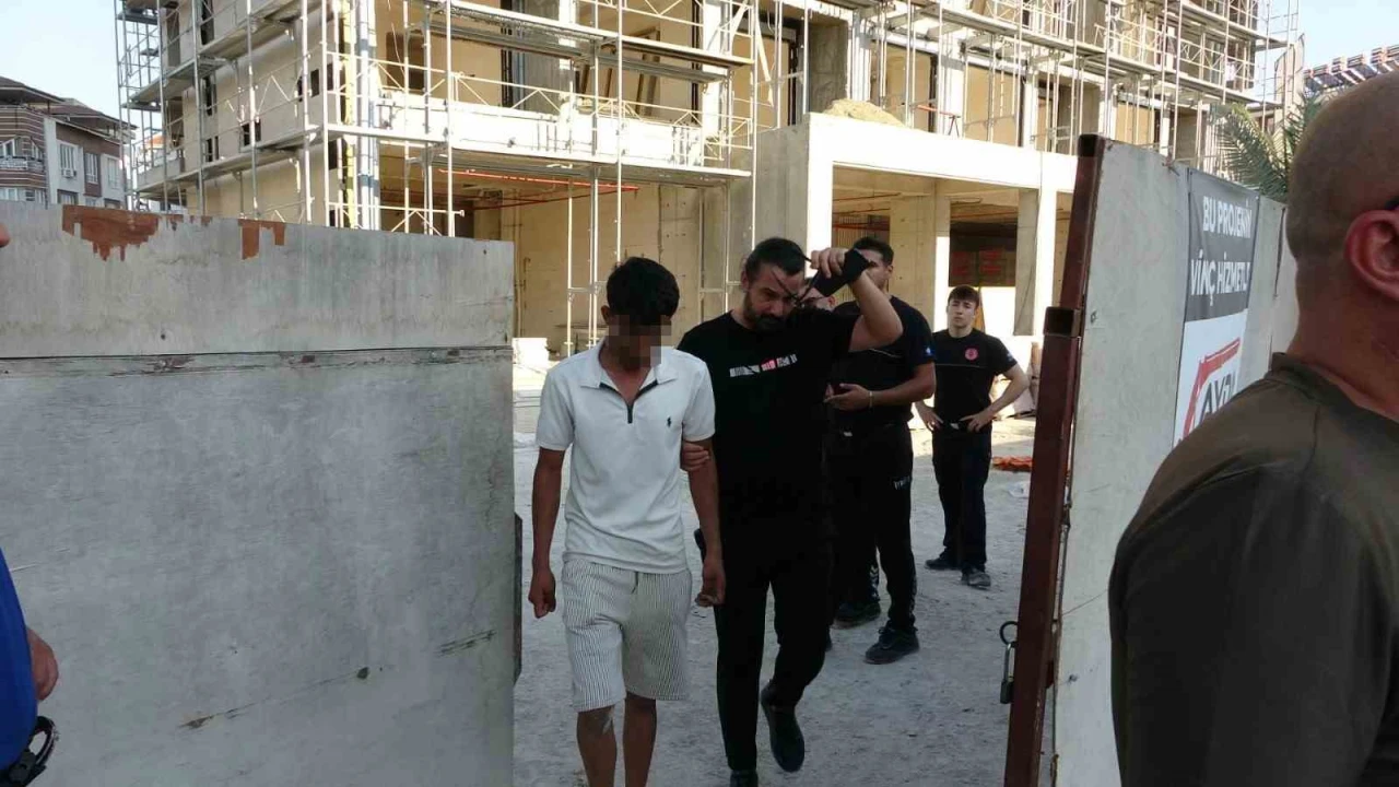 Çatıya çıkan işçi para hesabına yatınca aşağıya indi