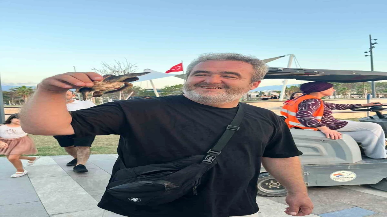 Çocukların Kahraman ağabeyi boğazına çuval dolaşan kaplumbağayı ölümden kurtardı