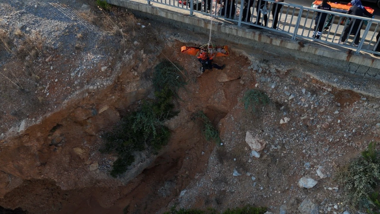 Deniz keyfi hastanede son buldu, kayalık alanda mahsur kalan vatandaş 2 saatte kurtarıldı